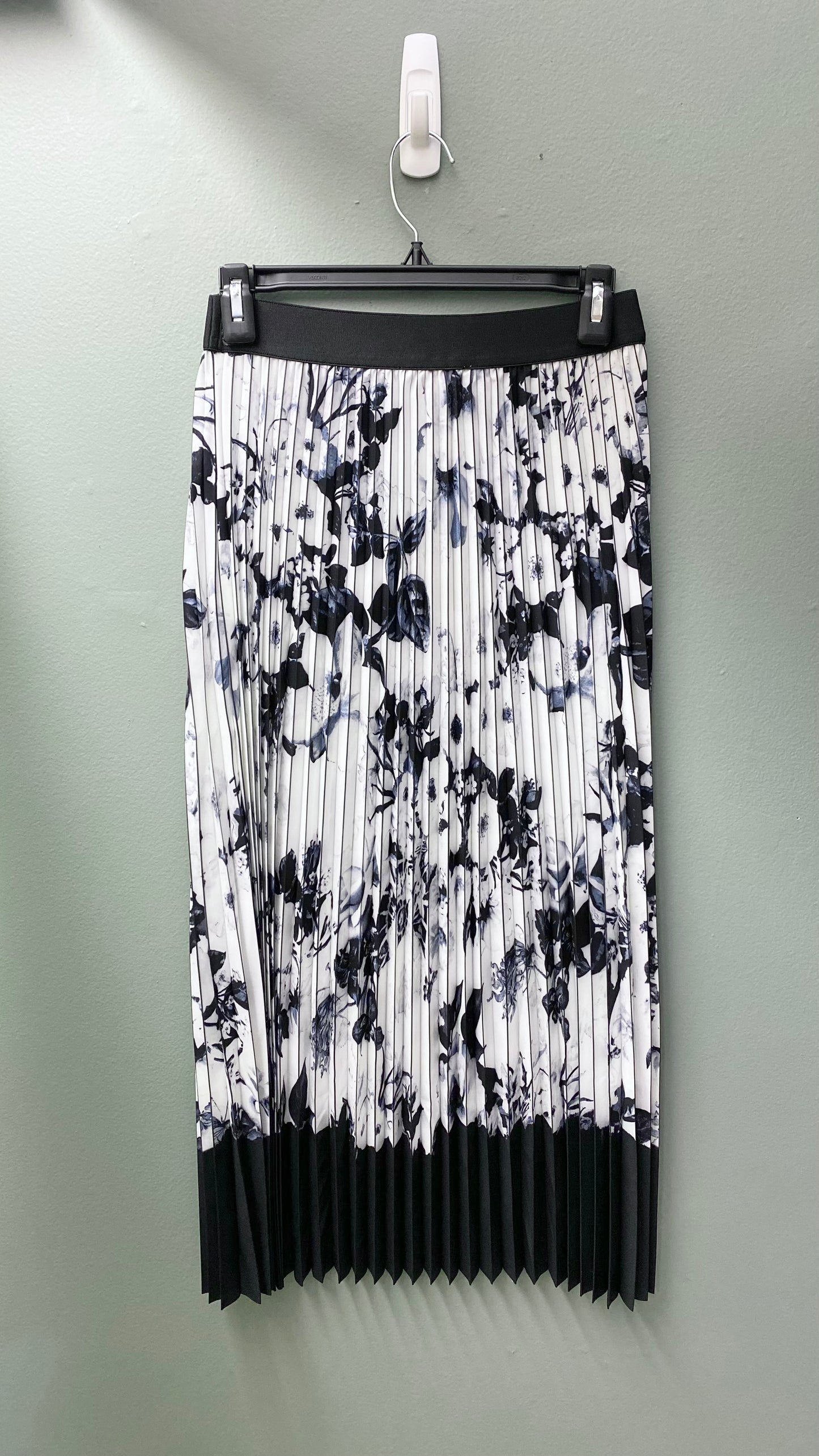 WAY Black Floral Pleated Skirt