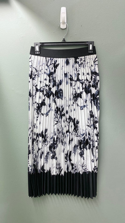 WAY Black Floral Pleated Skirt