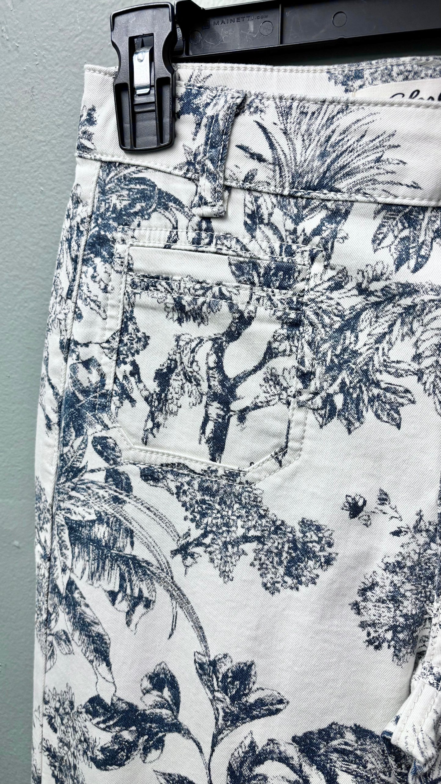 * Charlie B Cropped Patch Pocket Print Pants